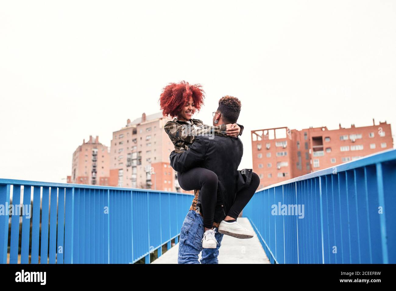 joven pareja de afro divertirse al aire libre Foto de stock