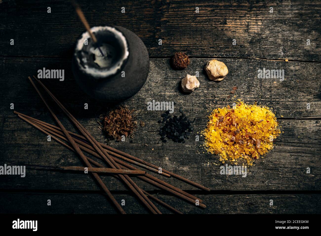Flatlay de ingredientes de incienso sobre mesa de madera, meditación y esotérico, palos de joss, resina y storax Foto de stock