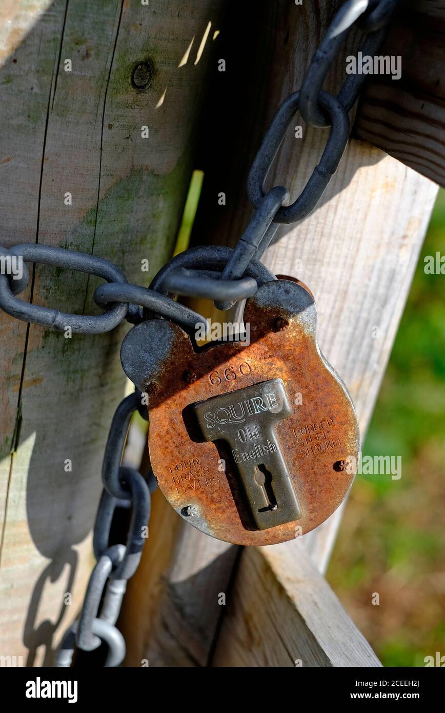 viejo candado oxidado y cadena en la puerta de la granja, norfolk,  inglaterra Fotografía de stock - Alamy