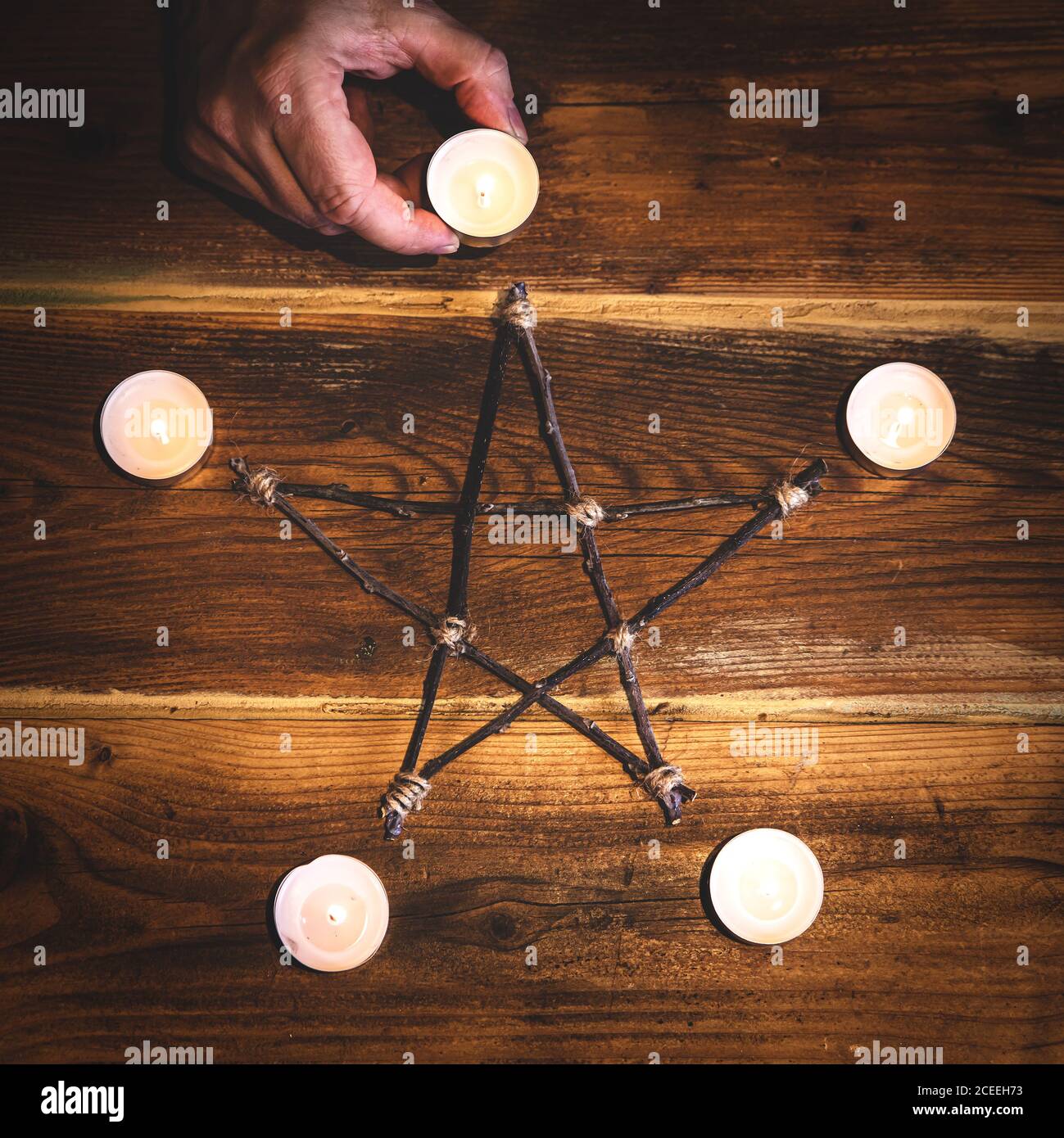 TopVista de un pentagrama de madera con velas, ocultismo y misticismo, cuadrado Foto de stock