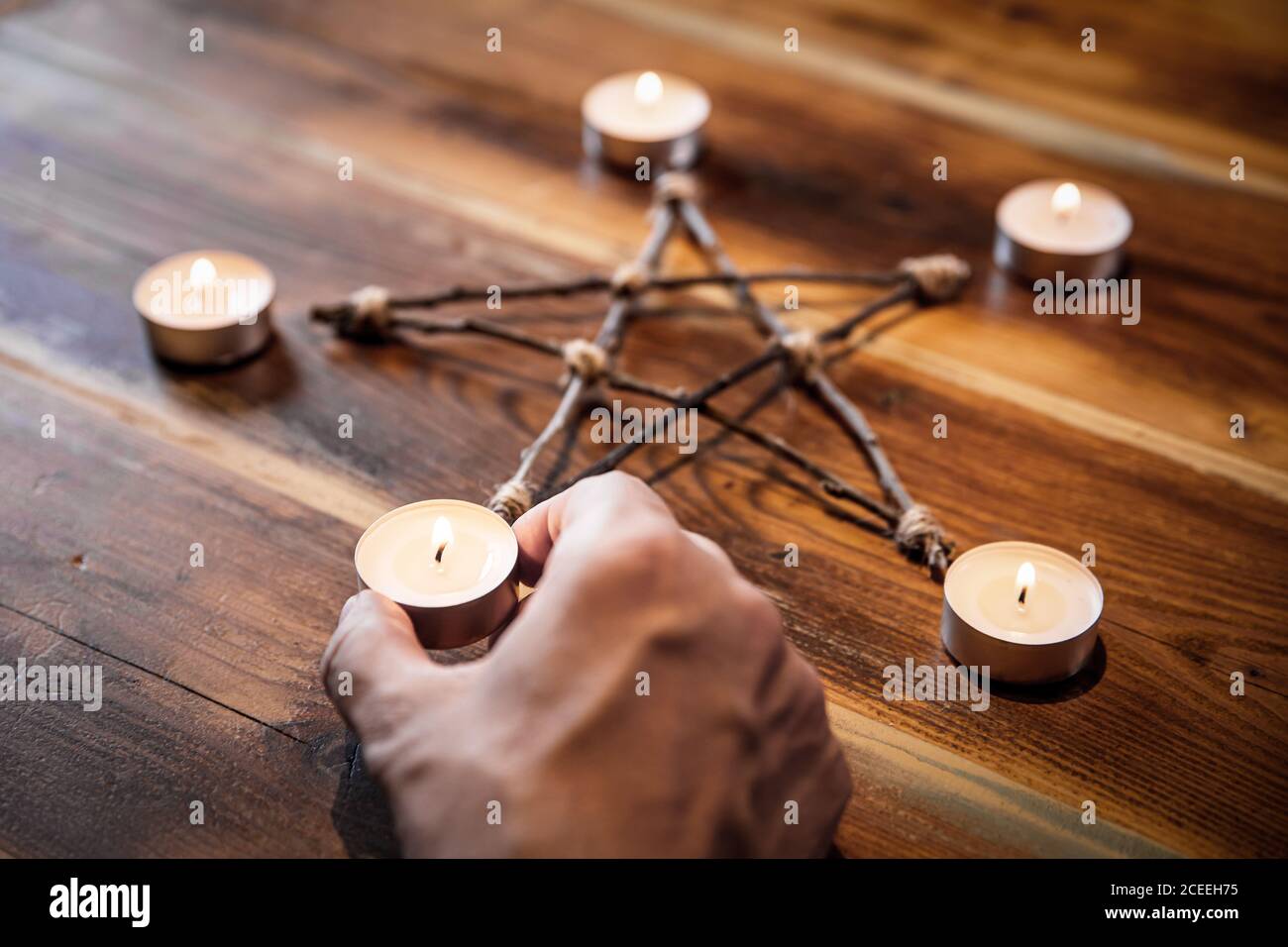 Preparación de un pentacle o pentagrama, ocultismo y ritual místico, closeup Foto de stock