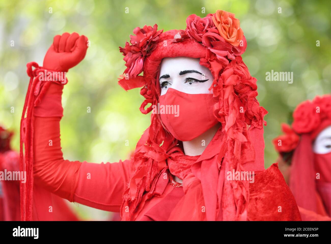 Miembros de la "Brigada Roja" participan en una manifestación de rebelión de extinción en el centro de Londres. El grupo de campaña ambiental ha planeado que se celebren marchas en varios lugares de interés de la capital, antes de trasladarse a la Plaza del Parlamento en Westminster. Foto de stock