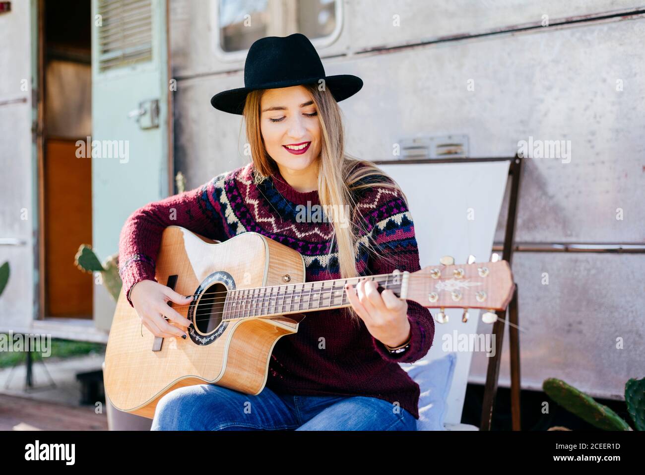 Guitar on chair fotografías e imágenes de alta resolución - Página 5 - Alamy