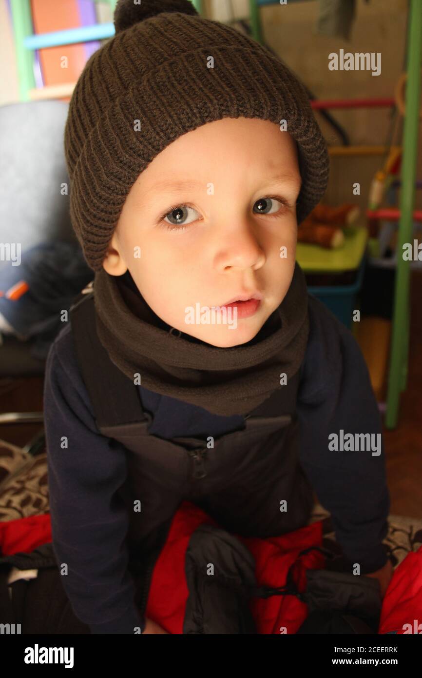 Bebé de invierno. Niño vestido con ropa de abrigo en casa. Cómo vestir al bebé para el tiempo Fotografía de - Alamy
