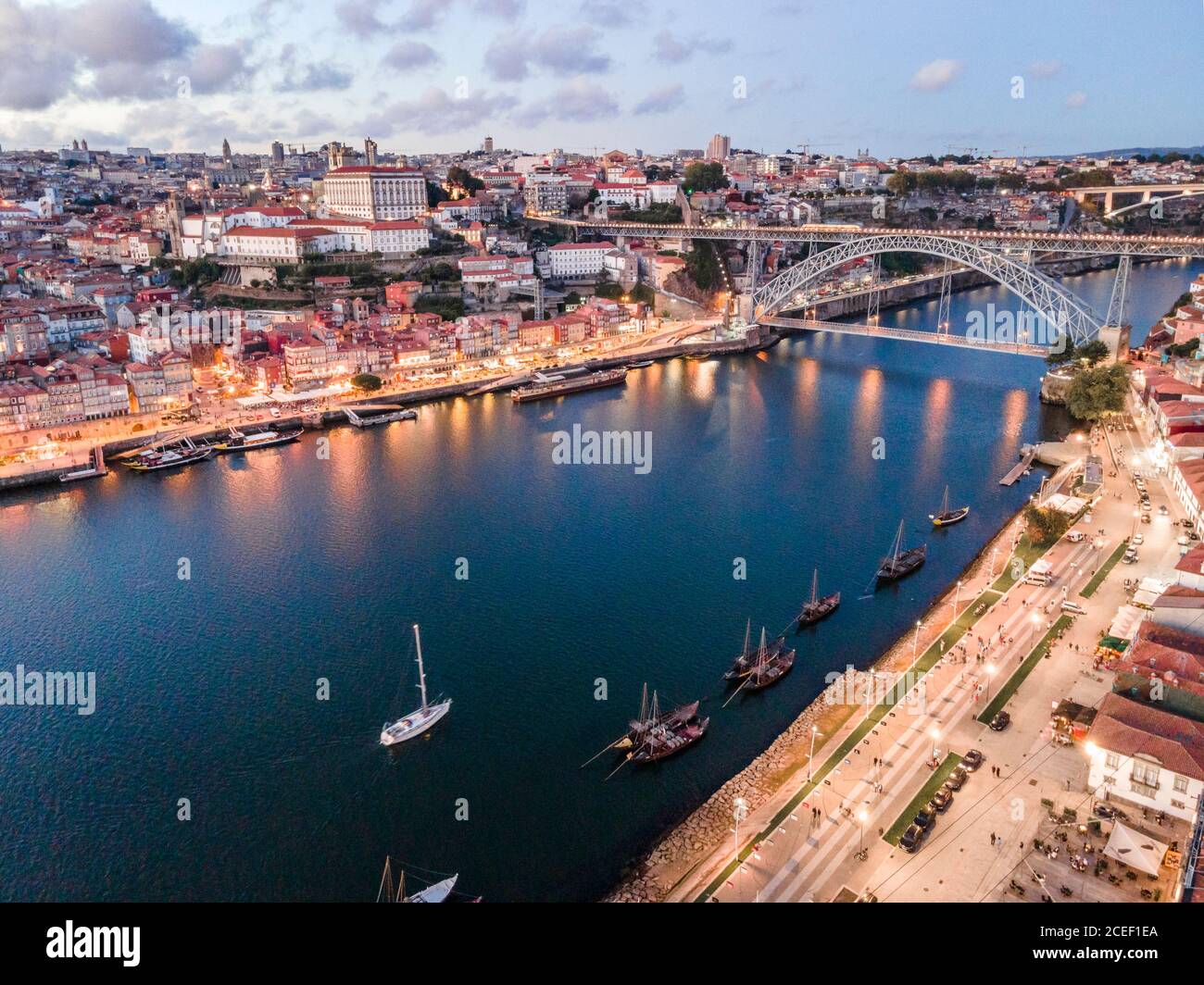 Hermoso paisaje urbano aéreo de Porto y Vila Nova da Gaia con el puente Luis I, Portugal Foto de stock