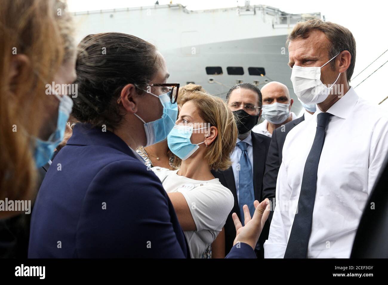 El presidente francés Emmanuel Macron se reúne con representantes de la ONU y ONG movilizadas para la reconstrucción del puerto de Beirut, en Beirut, Líbano, el 1 de septiembre de 2020. Stephane Lemouton/Pool vía REUTERS Foto de stock