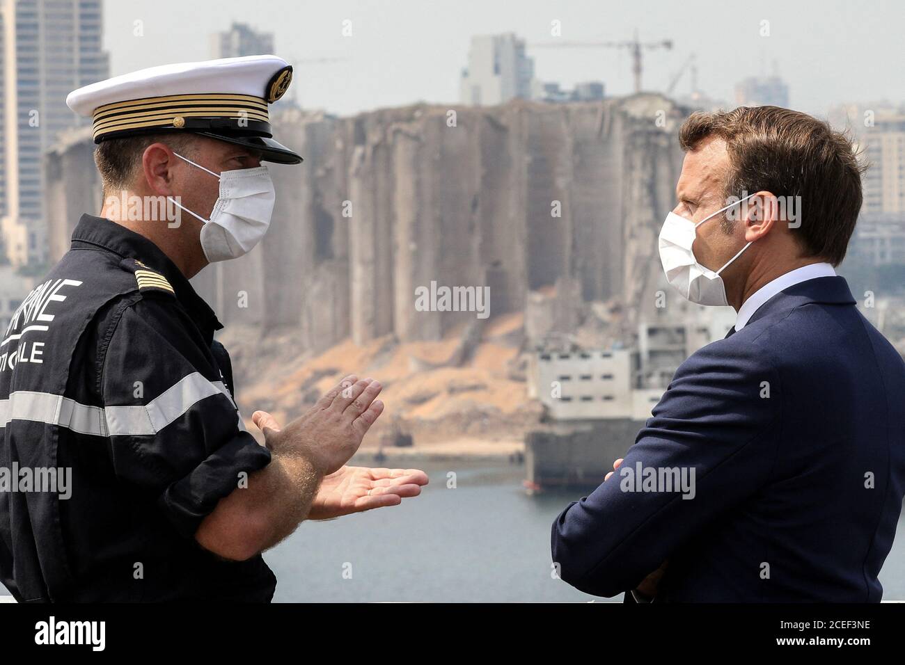 El presidente francés Emmanuel Macron habla con Arnaud Tranchant, comandante del helicóptero Tonnerre, mientras se reúne con representantes de la ONU y ONG movilizadas para la reconstrucción del puerto de Beirut, en Beirut, Líbano, el 1 de septiembre de 2020. Stephane Lemouton/Pool vía REUTERS Foto de stock