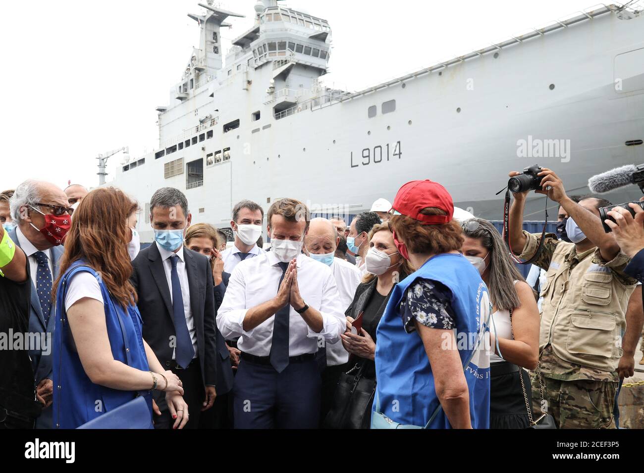 El presidente francés Emmanuel Macron se reúne con representantes de la ONU y ONG movilizadas para la reconstrucción del puerto de Beirut, en Beirut, Líbano, el 1 de septiembre de 2020. Stephane Lemouton/Pool vía REUTERS Foto de stock