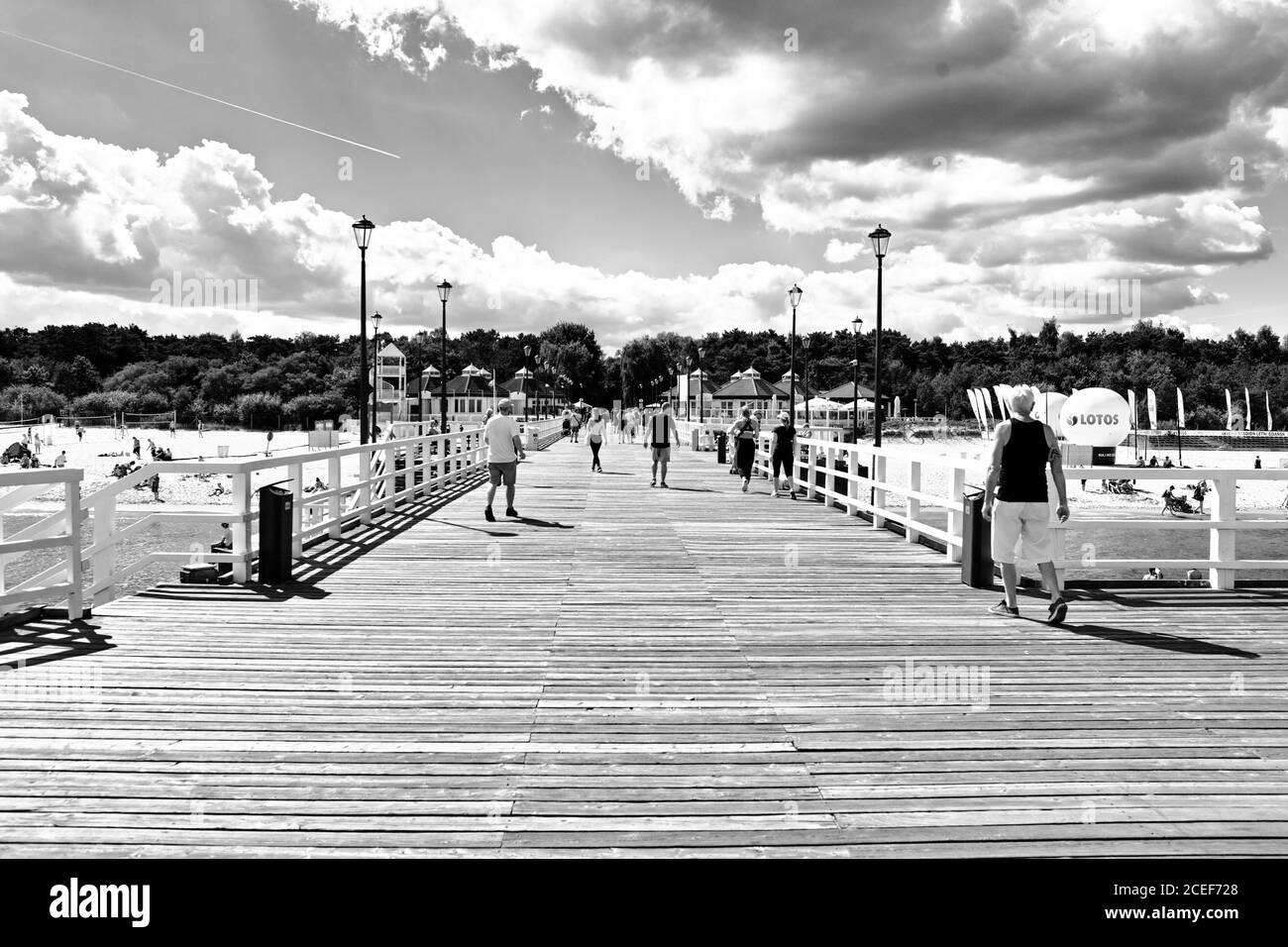 La gente descansa en el beacn en un caluroso día de verano. Golfo de Gdansk, Mar Báltico, Gdansk Brzezno, Polonia. Foto de stock