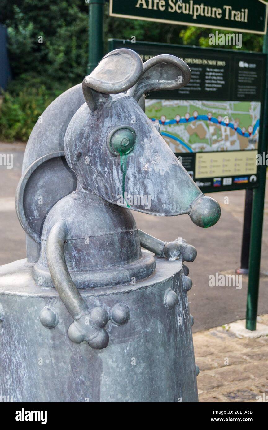 Escultura de acero 'ratón submarino' por Mick Kirkby Geddes, rastro de escultura de Aire, 2013, River Aire, Shipley, West Yorkshire, Inglaterra. Foto de stock