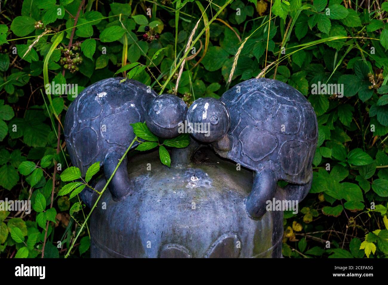 Escultura de acero 'tortugas' de Mick Kirkby Geddes, rastro de escultura de Aire, 2013, River Aire, Shipley, West Yorkshire, Inglaterra. Foto de stock