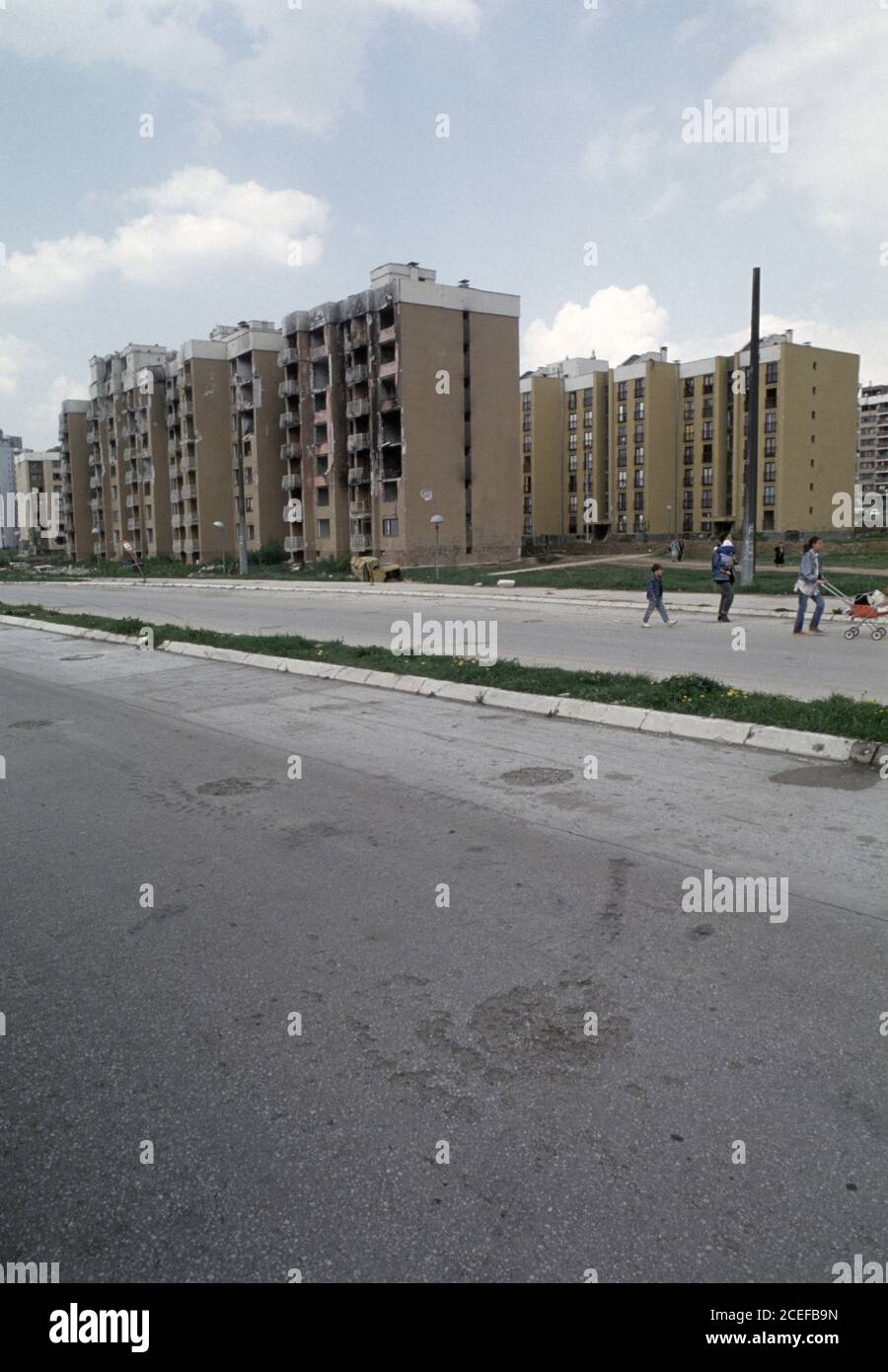 27 de abril de 1994 durante el Sitio de Sarajevo: 'Rosas DE SARAJEVO' Marca donde una volea de bombas de mortero han marcado la calle ante Babića, la carretera principal a través de Nedarici y Mojmilo. Foto de stock