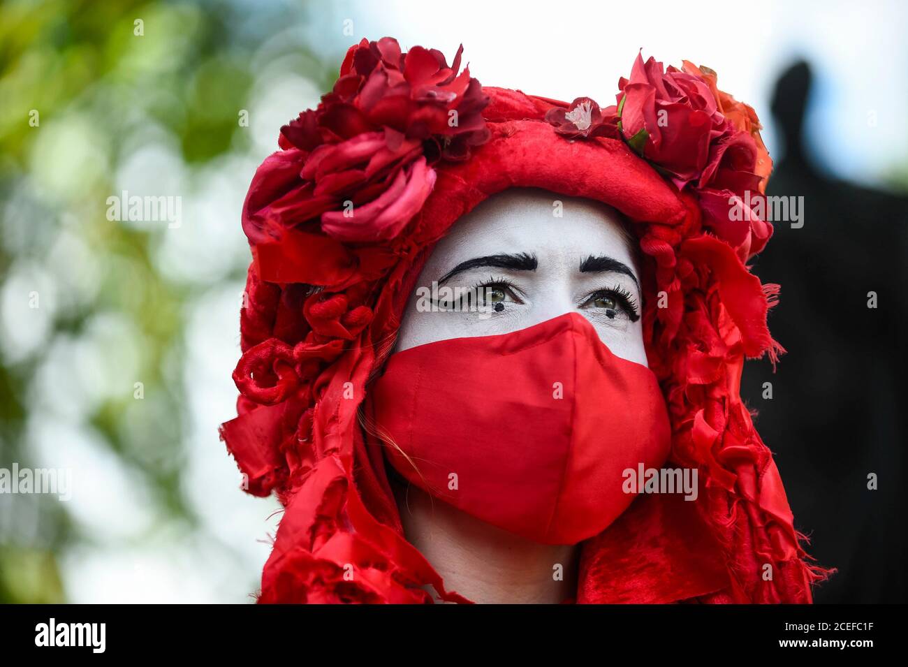 Londres, Reino Unido. 1 de septiembre de 2020. Los activistas de la brigada roja de extinción Rebelión participan en una protesta por el cambio climático en la Plaza del Parlamento el día en que los diputados regresan a Westminster después del receso de verano. Crédito: Stephen Chung / Alamy Live News Foto de stock