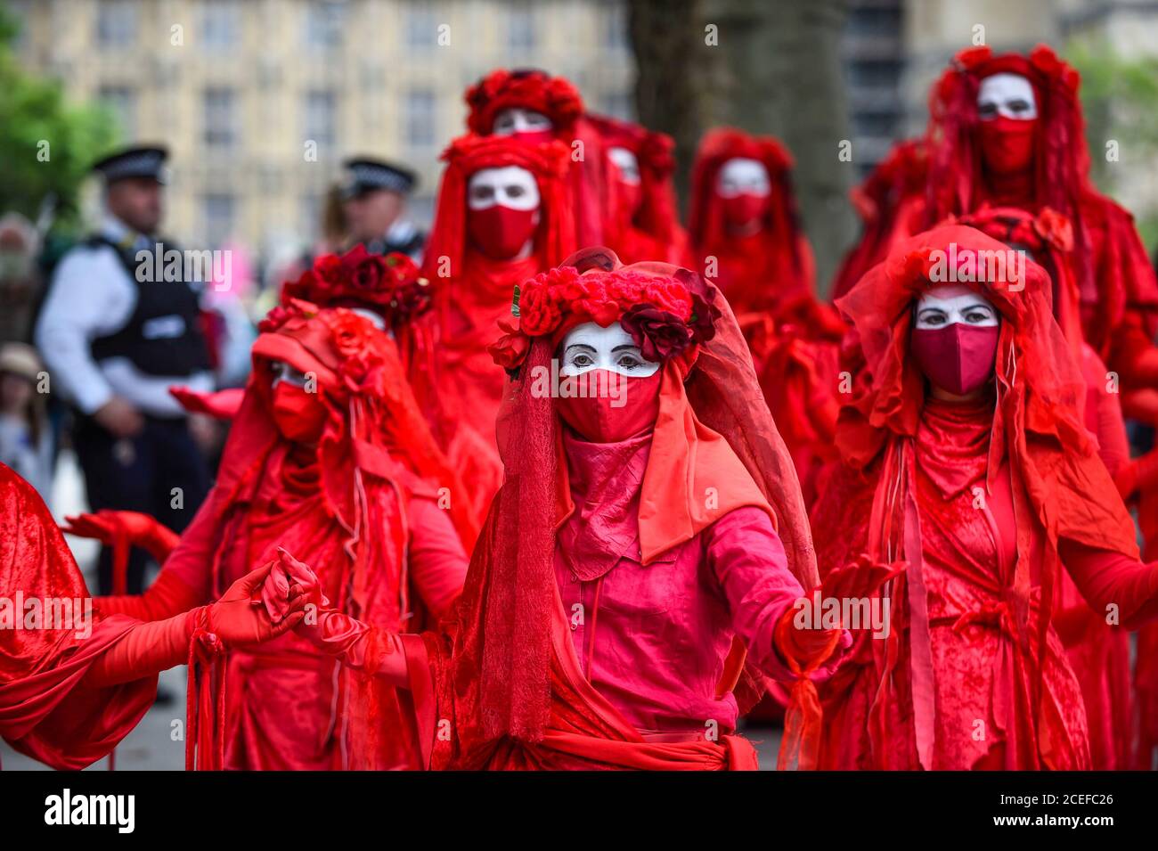 Londres, Reino Unido. 1 de septiembre de 2020. Los activistas de la brigada roja de extinción Rebelión participan en una protesta por el cambio climático en la Plaza del Parlamento el día en que los diputados regresan a Westminster después del receso de verano. Crédito: Stephen Chung / Alamy Live News Foto de stock