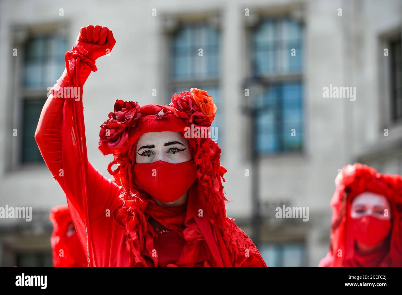 Londres, Reino Unido. 1 de septiembre de 2020. Los activistas de la brigada roja de extinción Rebelión participan en una protesta por el cambio climático en la Plaza del Parlamento el día en que los diputados regresan a Westminster después del receso de verano. Crédito: Stephen Chung / Alamy Live News Foto de stock