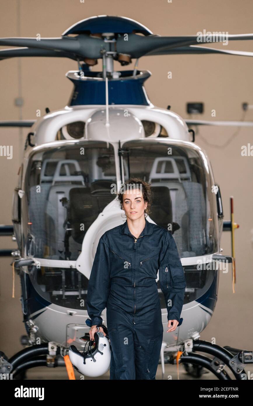 La niña piloto posa con su helicóptero y casco Fotografía de stock - Alamy