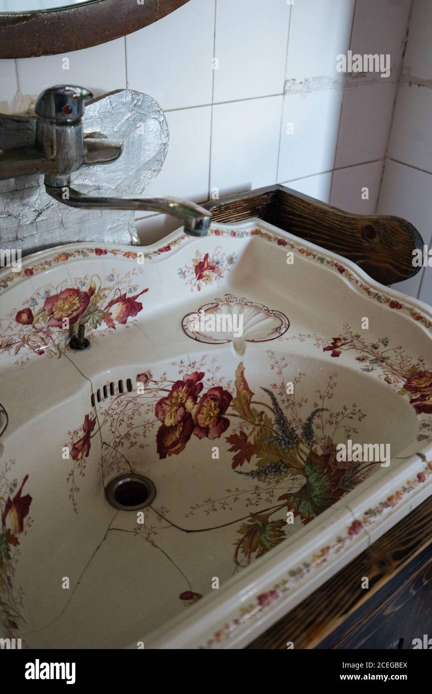 viejo lavabo blanco agrietado con ornamento floral Fotografía de stock -  Alamy