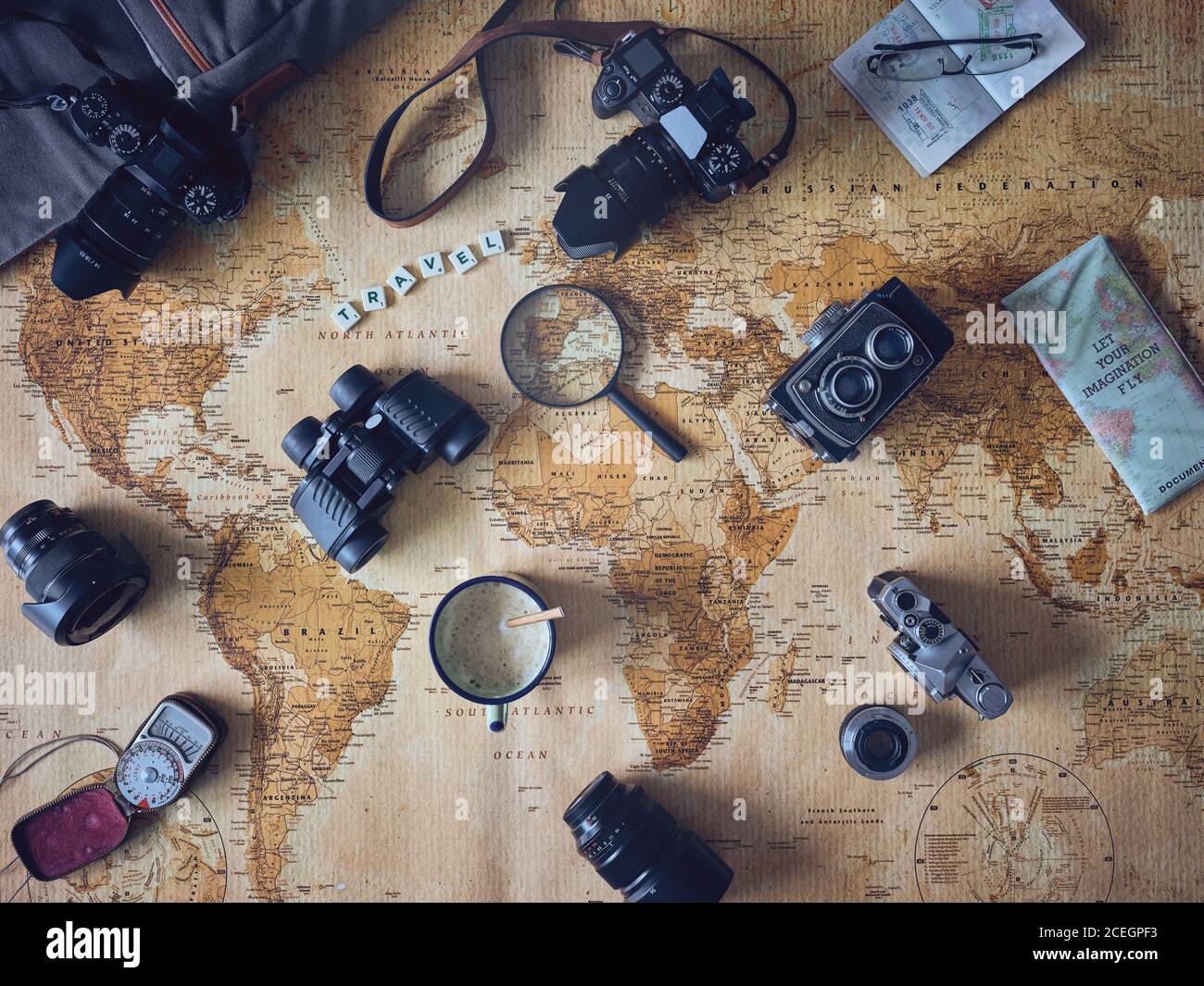 Taza de café fresco y cosas turísticas variadas mapa del mundo retro Foto de stock
