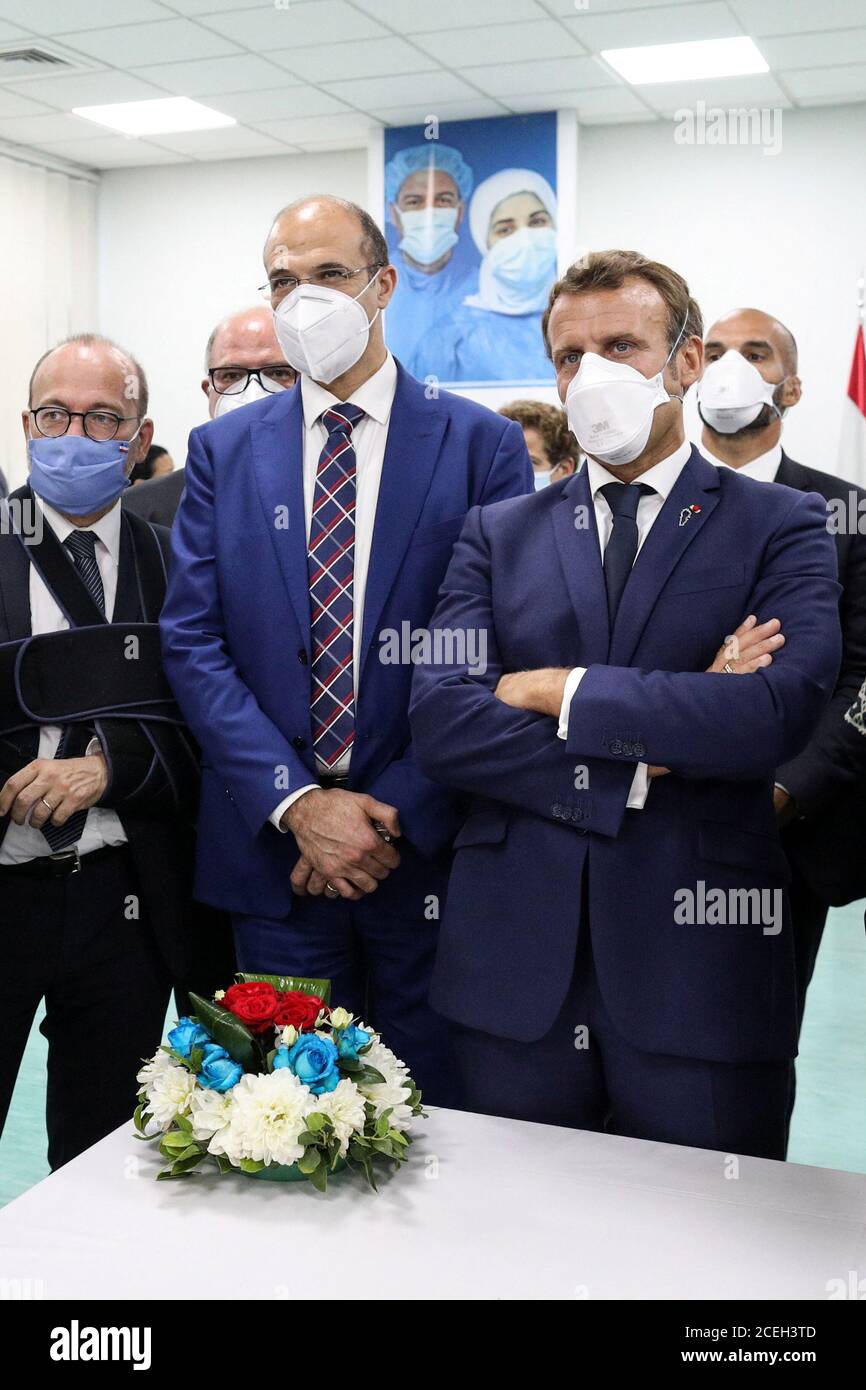 El presidente francés Emmanuel Macron visita el Hospital Universitario Rafik Hariri en Beirut, Líbano el 1 de septiembre de 2020. Stephane Lemouton/Pool vía REUTERS Foto de stock