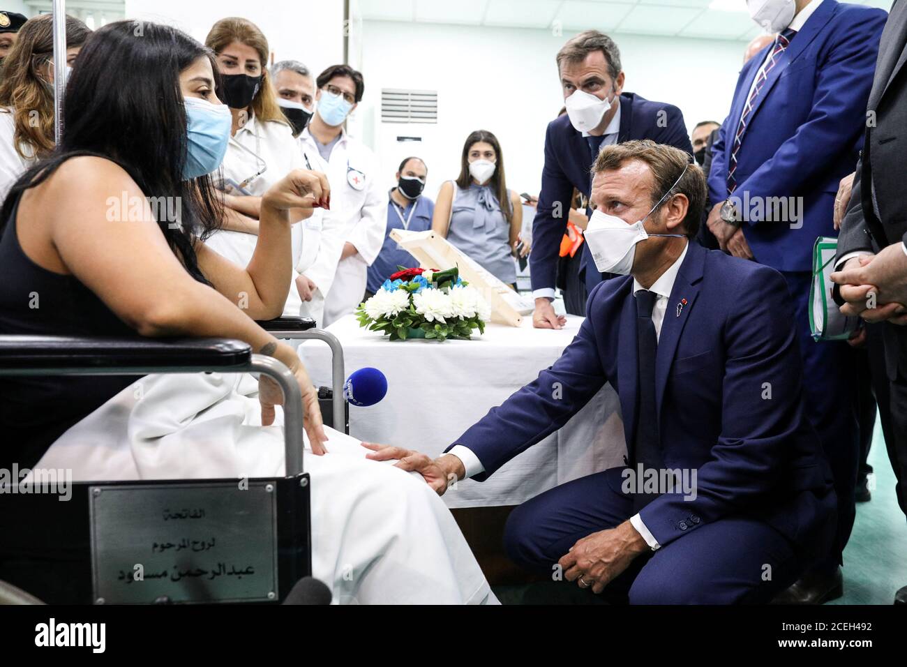 El presidente francés Emmanuel Macron y el ministro de Salud francés Olivier Veran visitan el Hospital Universitario Rafik Hariri en Beirut, Líbano, 1 de septiembre de 2020. Stephane Lemouton/Pool vía REUTERS Foto de stock