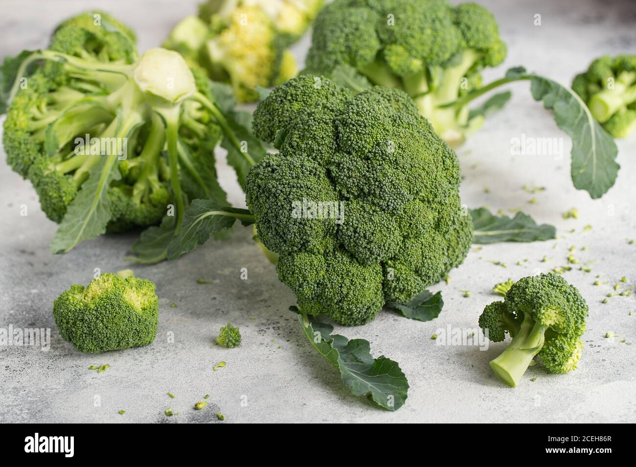 Brócoli verde fresco sobre fondo gris claro. Macro foto verde brócoli vegetal fresco. Verduras verdes para dieta y alimentación saludable. Foo orgánico Foto de stock