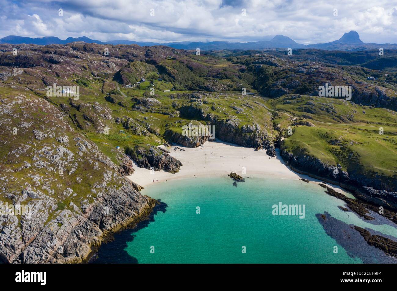 Vista aérea de la playa de Achmelvich en Sutherland, región de las tierras altas de Escocia, Reino Unido Foto de stock