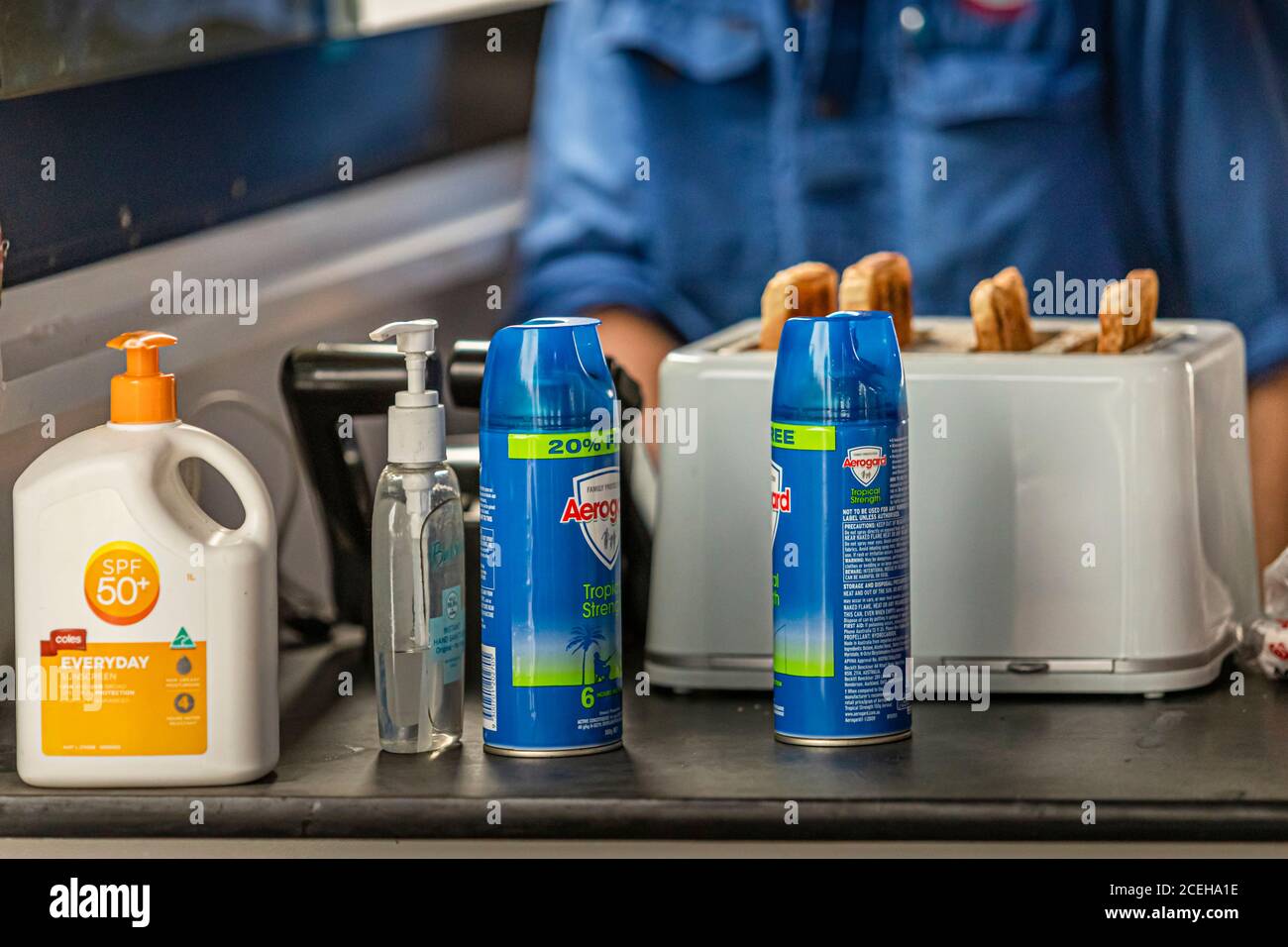 El sol y los mosquitos pueden no ser tan peligrosos como los cocodrilos. Las lociones protectoras son ubicuas en el Top End de Australia Foto de stock