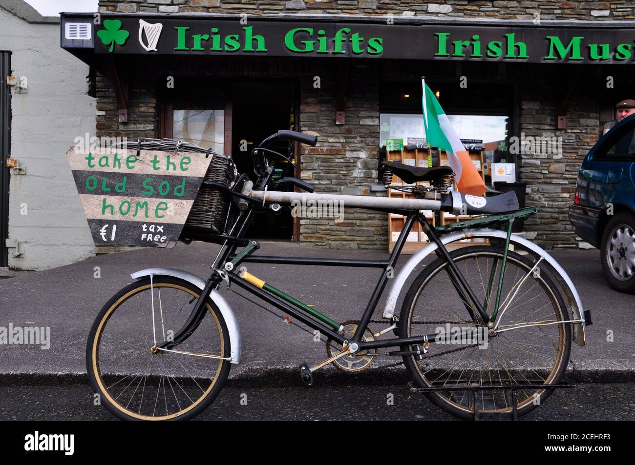 La publicidad de bicicletas outsideltienda de regalos y música irlandesa en el pueblo de Sneem en la Península de Iveragh, Condado de Kerry en Irlanda Foto de stock