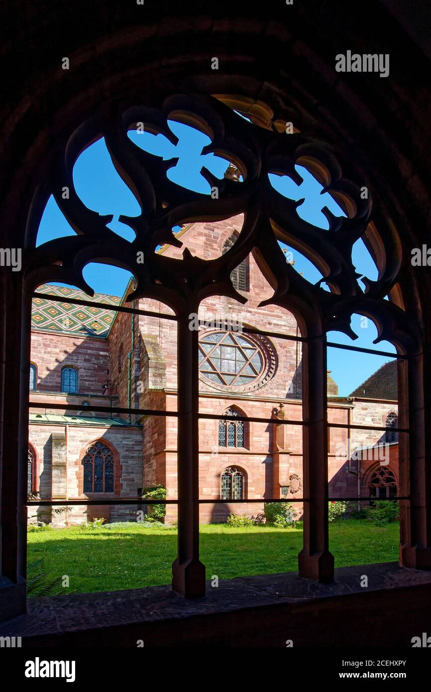 Catedral, Munster, 1363, vista a través de la silueta del arco de piedra, techo de baldosas decorativas, vidrieras redondas, iglesia católica, antiguo edificio religioso Foto de stock