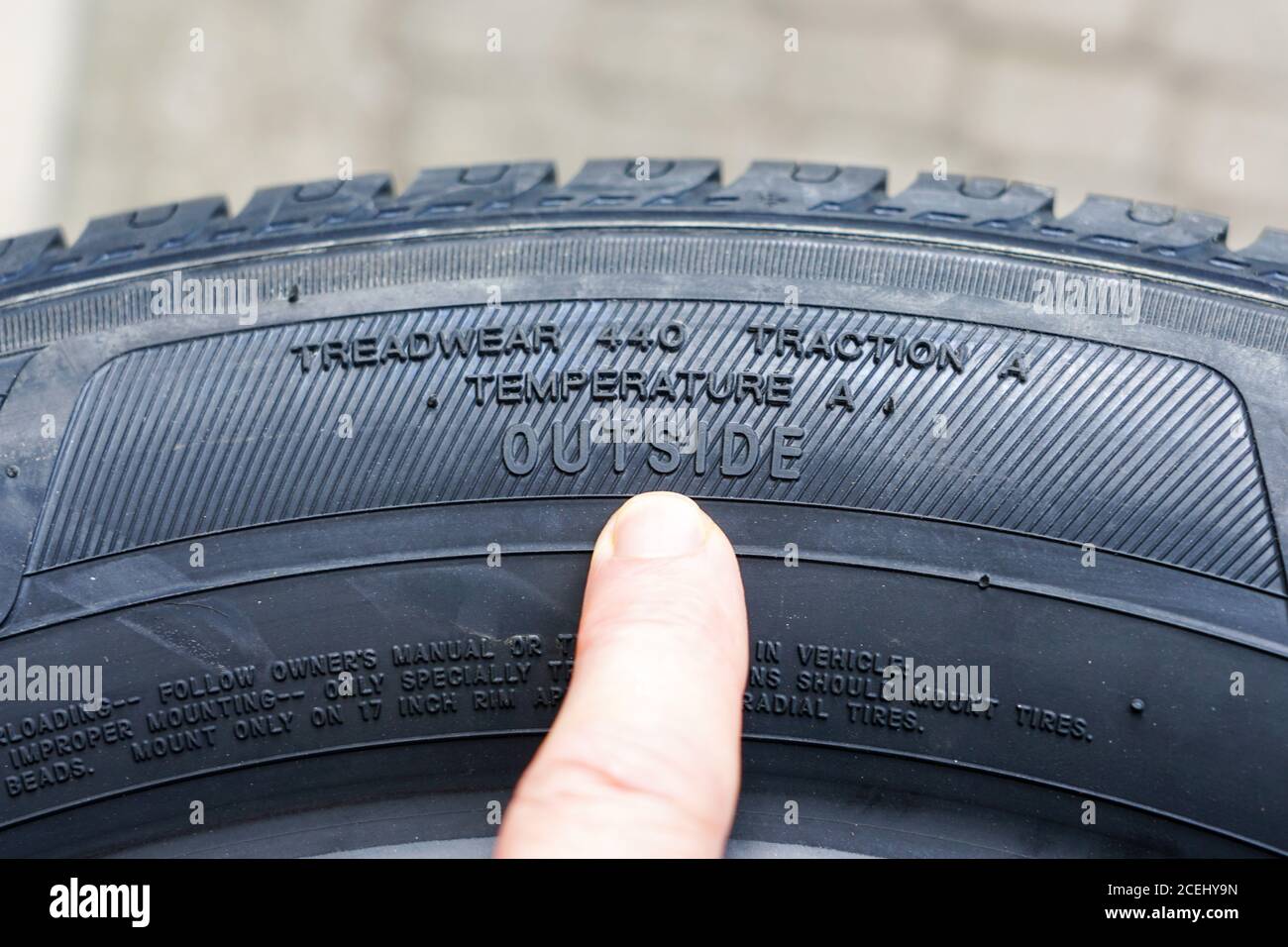 Vista lateral del neumático con índice de tracción de los neumáticos,  índice de desgaste de las ruedas de rodadura y designación externa de los  neumáticos Fotografía de stock - Alamy