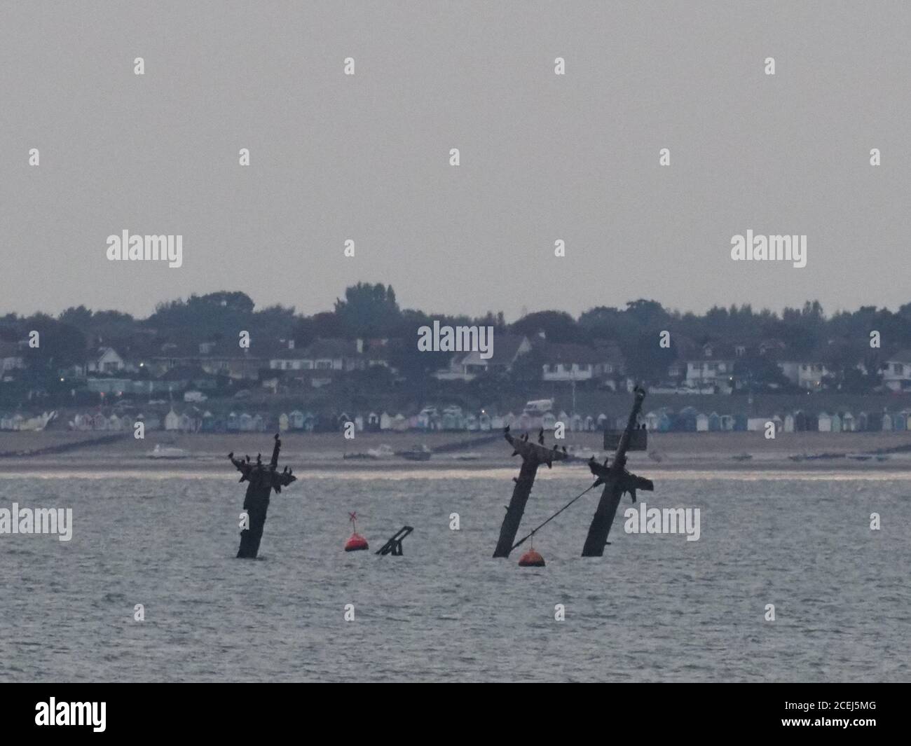 Sheerness, Kent, Reino Unido. 1 de septiembre de 2020. Reino Unido tiempo: Puesta de sol en Sheerness, Kent. Shipwreck SS Richard Montgomery que apareció en un artículo de la revista Vice hoy en su sección de noticias del mundo. Crédito: James Bell/Alamy Live News Foto de stock