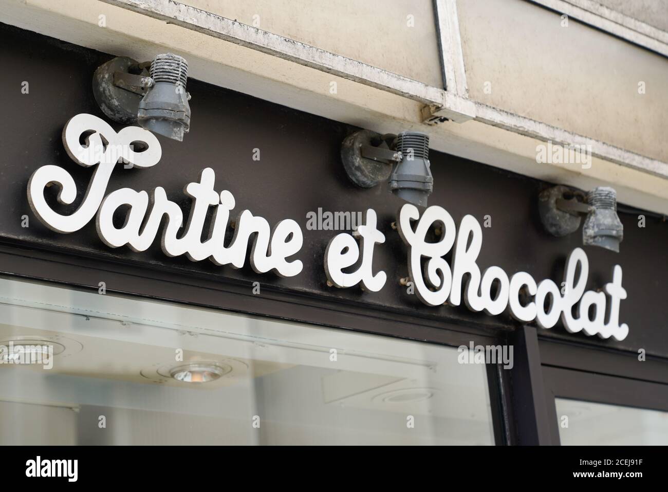 Burdeos , Aquitania / Francia - 08 25 2020 : signo de Tartine et Chocolat  logotipo y texto delante de la tienda ropa de nacimiento niños Marca tienda  vestir bebés y Fotografía de stock - Alamy