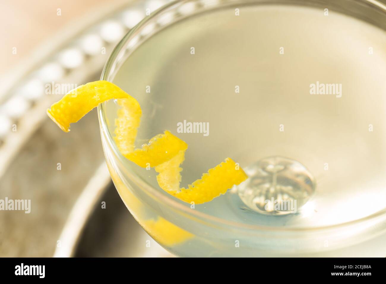 Martini seco refrescante con un Garnish de limón y Vermouth Foto de stock