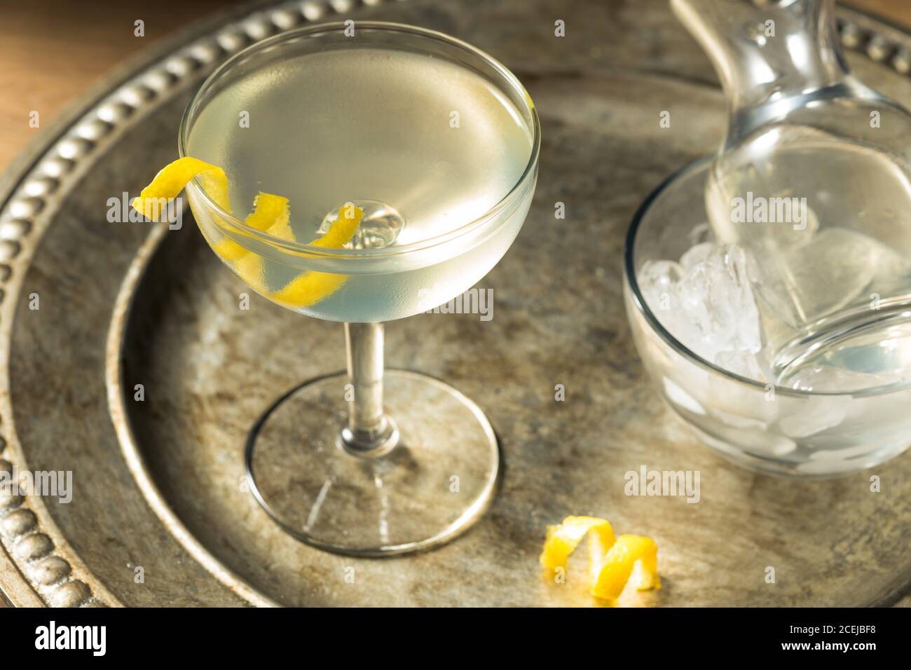 Martini seco refrescante con un Garnish de limón y Vermouth Foto de stock