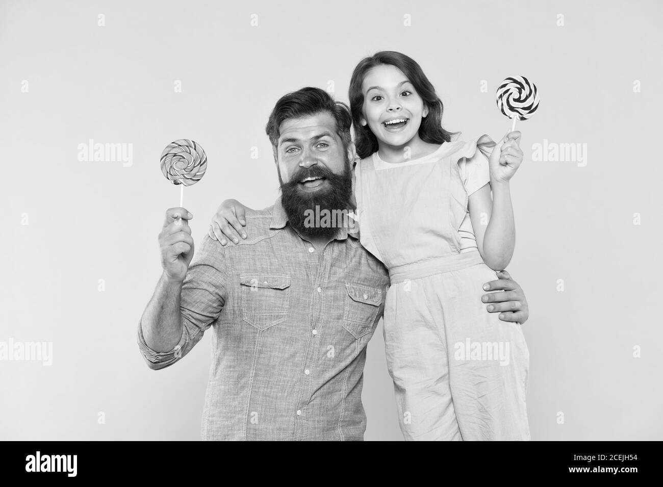 Que comience el día de los padres. Feliz familia de fondo amarillo