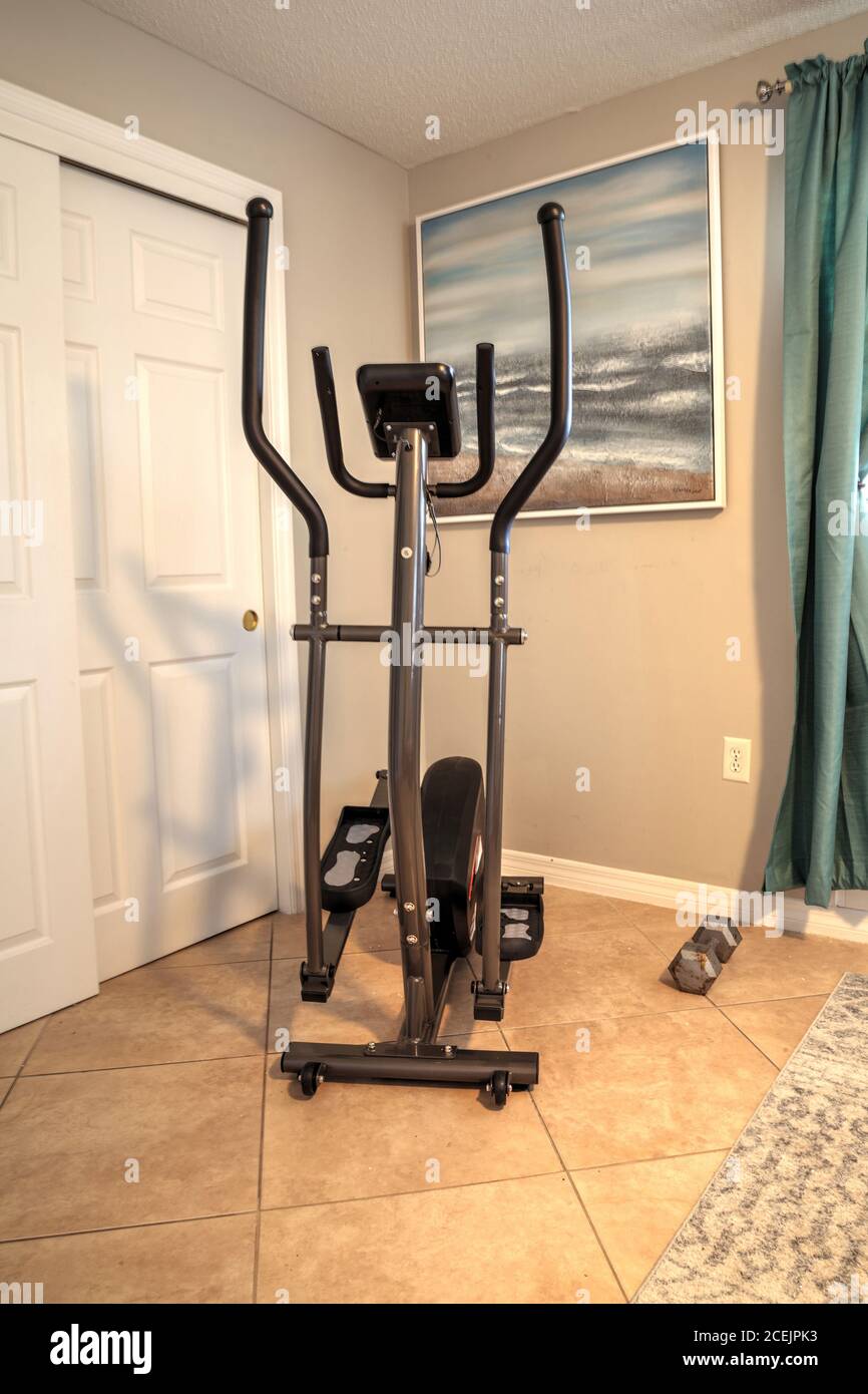 Máquina elíptica en un gimnasio para hacer ejercicio en casa y