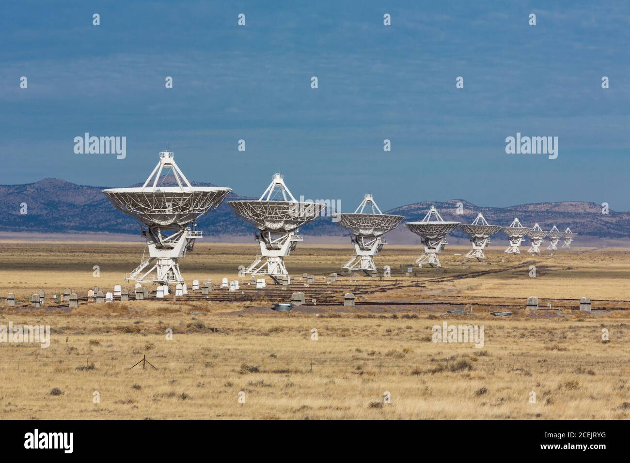 Antenas del observatorio astronómico de radiotelescopes Karl G. Jansky muy grande cerca de Magdalena, Nuevo México en los Estados Unidos. El mismo Foto de stock