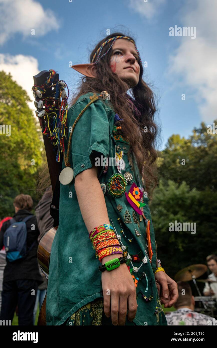 Moscú, Rusia. 1 de septiembre de 2020 joven hippie niña toma parte de la  reunión anual de fans de la subcultura hippie en el Parque Tsaritsyno de  Moscú, Rusia. Varias docenas de