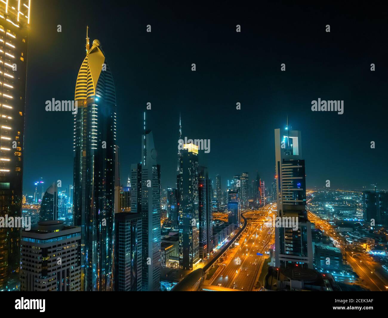 Hermoso paisaje urbano nocturno de Dubai, modernos edificios futuristas con iluminación, vista desde arriba, Emiratos Árabes Unidos. Foto de stock