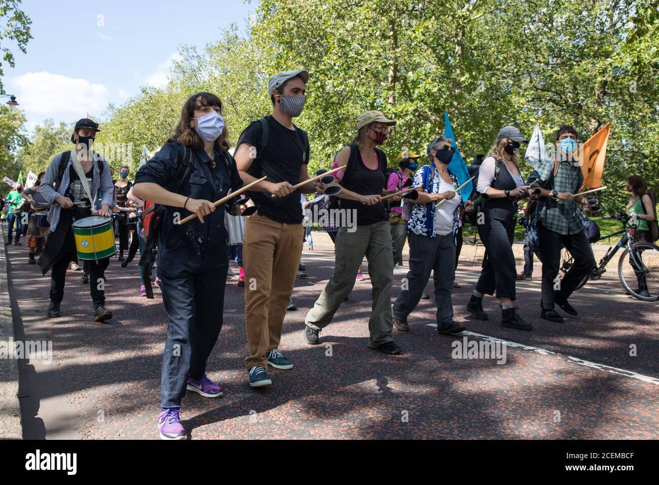 Londres, Reino Unido. 1 de septiembre de 2020. Los miembros de la banda XR Samba se unen a otros activistas climáticos de la rebelión de extinción al marcharse a un rally Back the Bill en Parliament Square. Los activistas de la Rebelión de extinción están asistiendo a una serie de protestas de la Rebelión de septiembre en todo el Reino Unido para pedir a los políticos que respalde el proyecto de ley sobre el clima y la emergencia ecológica (proyecto de ley CEE) que requiere, entre otras medidas, Un plan serio para hacer frente a la cuota de emisiones del Reino Unido y para detener los aumentos críticos de las temperaturas globales y para que la gente común participe en la futura planificación ambiental a través de los ciudadanos Foto de stock
