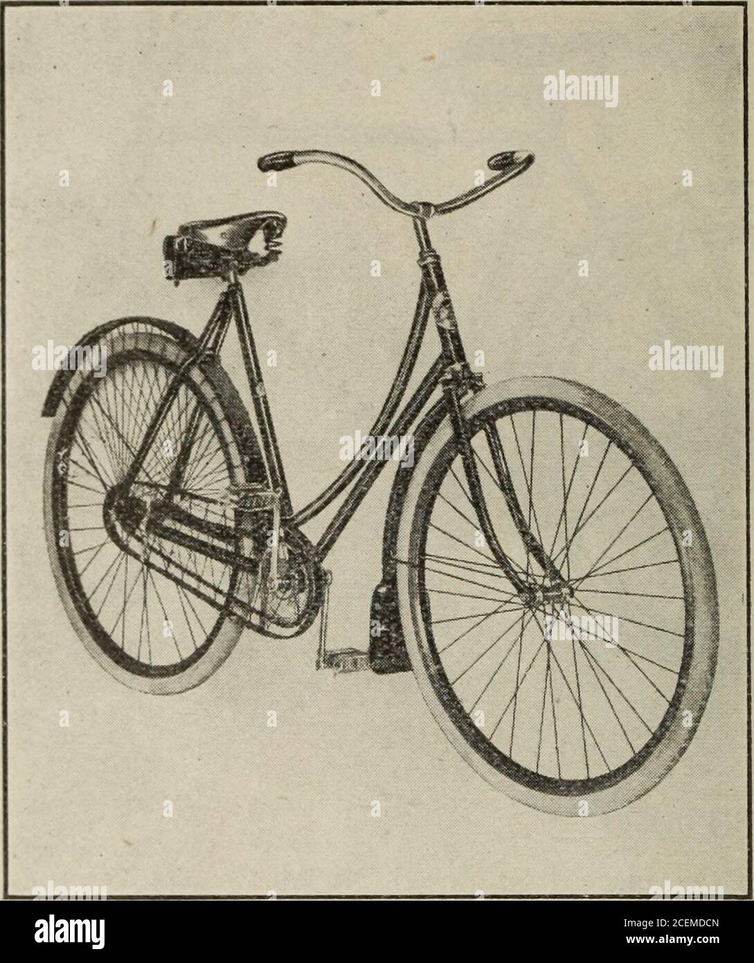 . Bicicletas y suministros. Bastidor—20, 22, 24 pulgadas. Percha: Fauber de una pieza forjado, níquel Croks. Cubos—Nuevo freno Coaster de salida, cubo delantero a juego. Llantas—esmaltadas. Cadena—3-16 x 1 pulgada de paso. Acabado: Negro. Silla—personas Bon Ton. Pedales—trampa de rata o goma. Barra—perfección, ajustable con grillas de desgaste, extensión o regular. Guardabarros—Acero esmaltado. Bolsa de herramientas, herramientas y bomba. Equipado con neumáticos Dunlop Banner, 28 x l PriceFited con Dunlop Challenge Tires. Precio $37.0036.00 todos los precios de este catálogo son netos W. BOYD & SON, Montreal Hawk Ladies Bicycle, Modelo 1917. Bastidor—altura, 2 Foto de stock