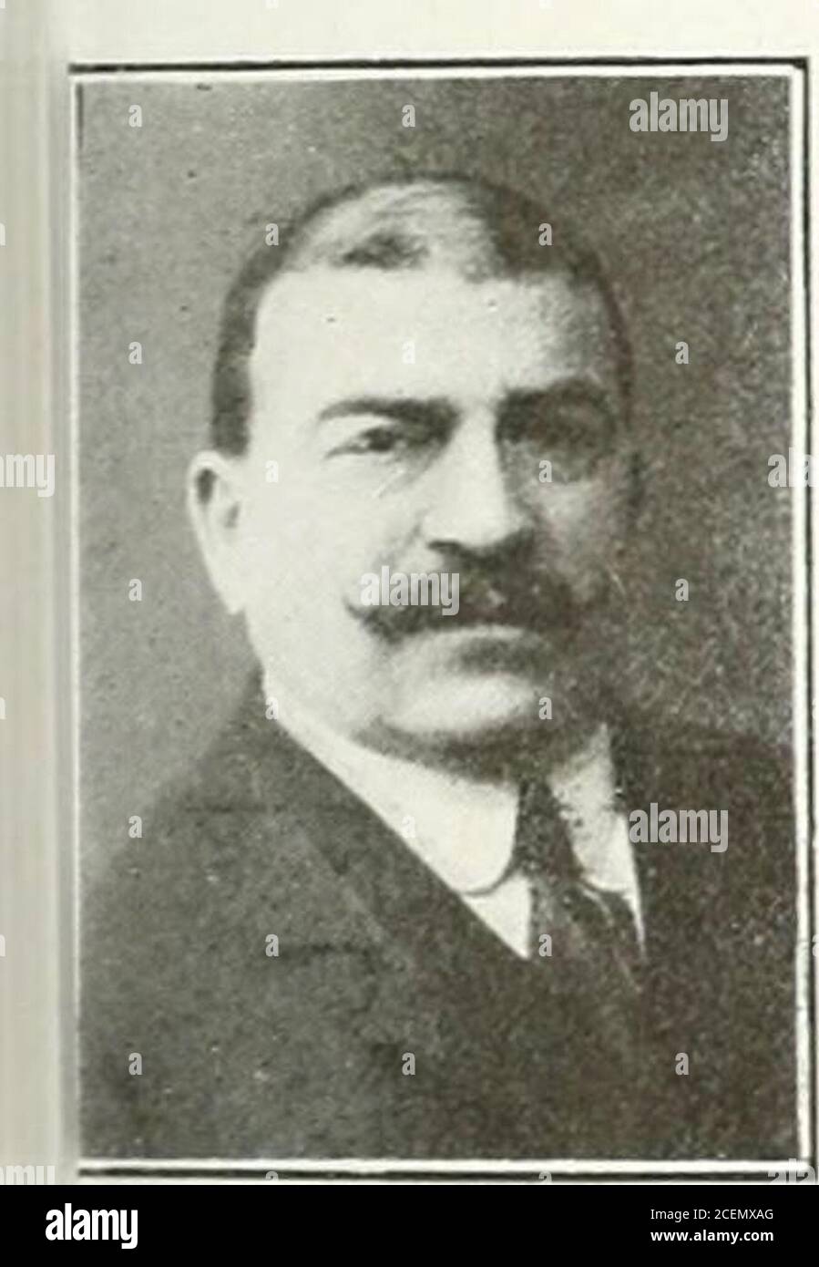 . Los italianos en el Uruguay : diccionario biográfico : contiene más de mil biografías de los residentes en la República Oriental del Uruguay. YORIO (Pietro). — Sarto. — E- del comúndi Lattarico, provincia di Cosenza, dove nacquilanno 1S63. Venne alla Repubblica Orientale dellUruguay nel 1882, iniziando i suoi lavori comtuffiale sarto, occuato per various sartorie *distaccandosi sempre quale inteligente e buoiuffiale. Lavorò anche nella città di Bumees. Dove rimase vari anni, per ritornareMontevideo e riprendere il suo lavoro. Nella capitale uruguaya, contrasse matrimonio con UT Foto de stock