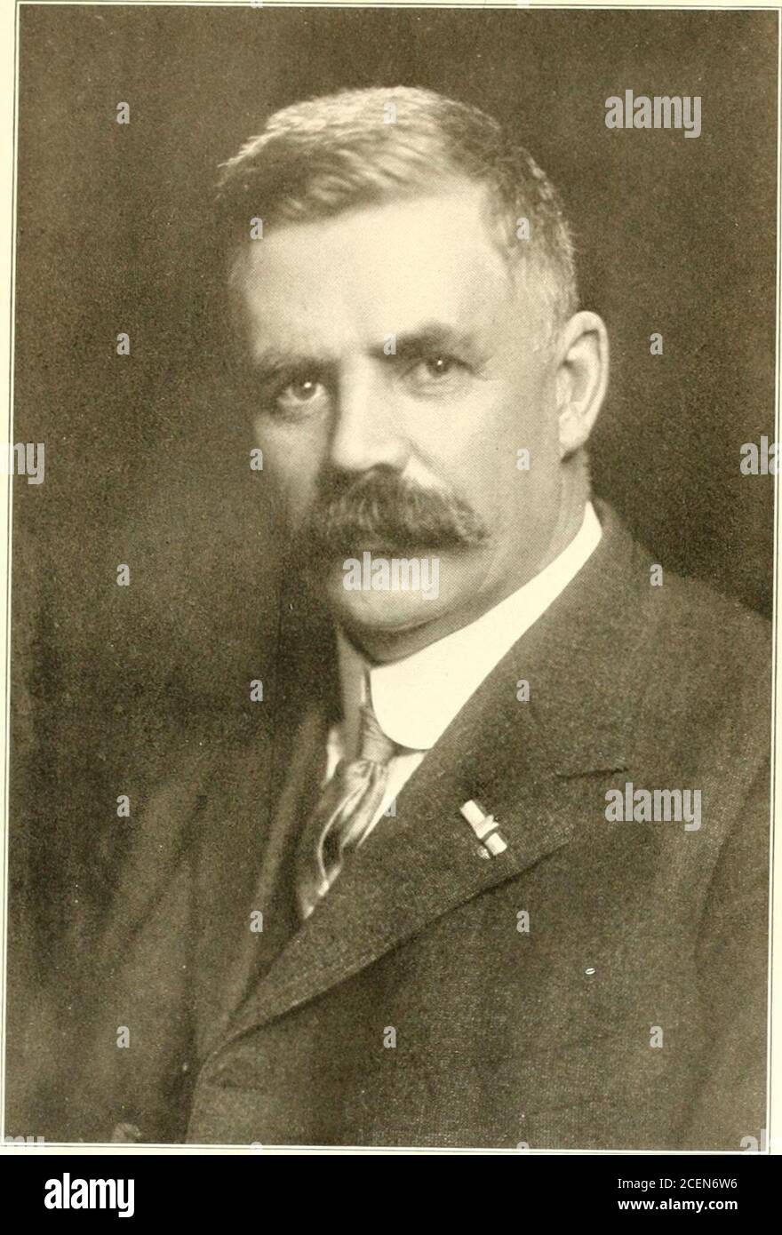 . Historia de Bridgeport y sus alrededores. Él las familias más antiguas de Normandía, y sus ancestros quitaron de ese ducado a (Juernsey cuando la isla pertenecía a Normandía. El nombre es muy común y muy honrado en la isla de Guernsey, donde los representantes de la familia han residido para GT-neratioiis. Se han dedicado a la agricultura en cierta medida y también han poseído pequeños sloops, comerciando con Francia y la costa suroeste de Inglaterra.en la actualidad el otTice de bailiti de la isla, que es la posición política más alta bajo el sistema de gobierno de la casa, está en manos de un miembro de esta familia. Foto de stock