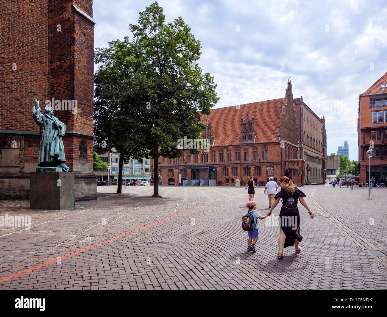 Marktkirche und Altes Rathaus an Platz AmMarkt en Hannover, Niedersachsen, Deutschland, Europa Market iglesia y Old Tonwhall en la plaza am Markt en ha Foto de stock