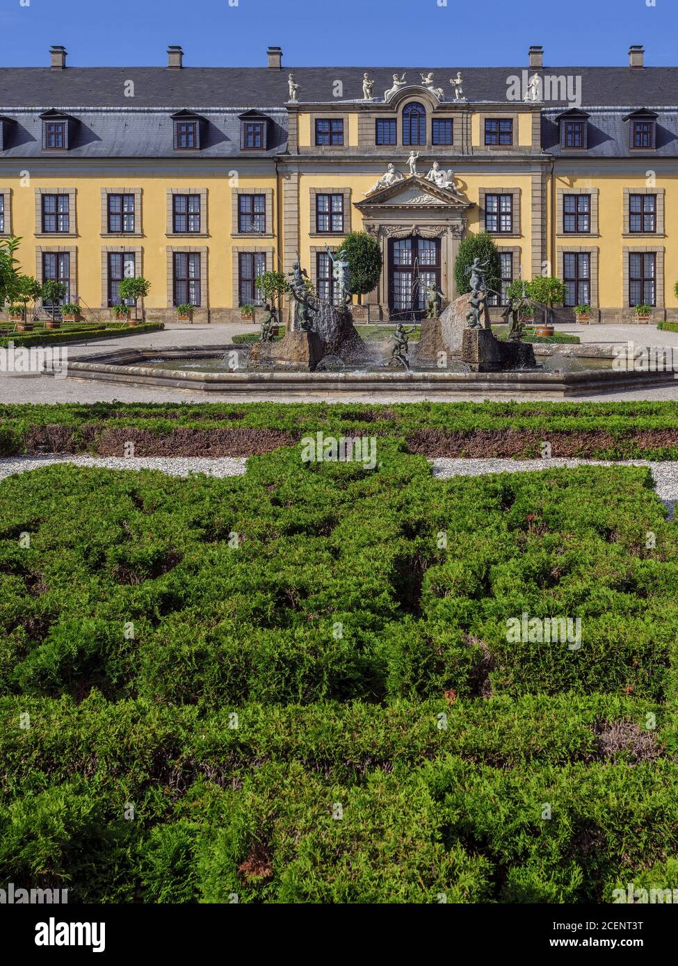 Orangerie und Orangenparterre mit Neptunbrunnen, Großer Garten der barocken Herrenhäuser Gärten, Hannover, Niedersachsen, Deutschland, Europa Orangery Foto de stock