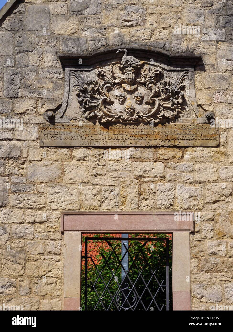 Giebelwand mit Wappenschild am Domplatz, Hildesheim, Niedersachsen, Deutschland, Europa pared de dos vertientes con armas Coatof en Domplatz, Hildesheim, Sax inferior Foto de stock