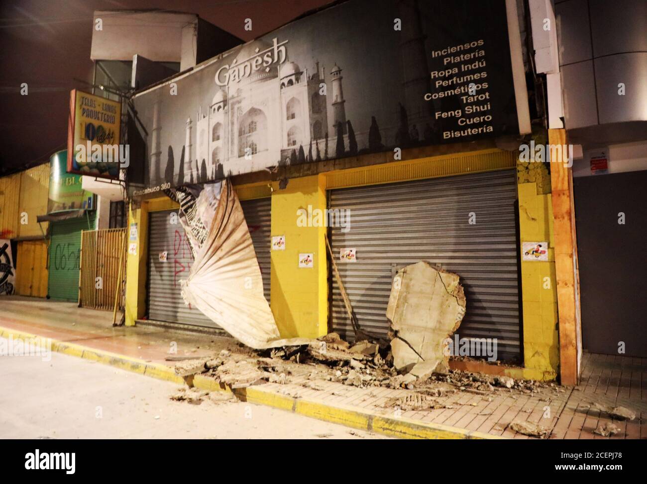 Atacama, Chile. 1 de septiembre de 2020. Las casas están dañadas por un terremoto en Atacama, Chile, 1 de septiembre de 2020. Un poderoso terremoto de 7 grados de magnitud que azotó el norte de Chile justo después de medianoche dañó edificios y carreteras, pero no causó lesiones, informó el martes la Oficina Nacional de Emergencias (ONEMI) del Ministerio del Interior. (Agencia uno/entrega vía Xinhua) crédito: Xinhua/Alamy Live News Foto de stock