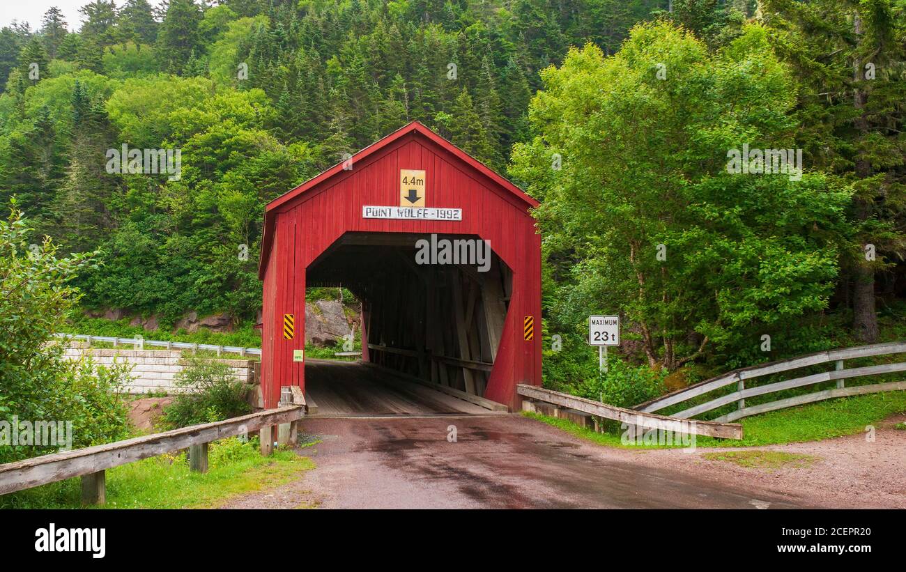 Point Wolfe Covered Bridge – un famoso puente de madera pintado en rojo cerca de Alma, en el Parque Nacional Fundy, New Brunswick, Canadá Foto de stock