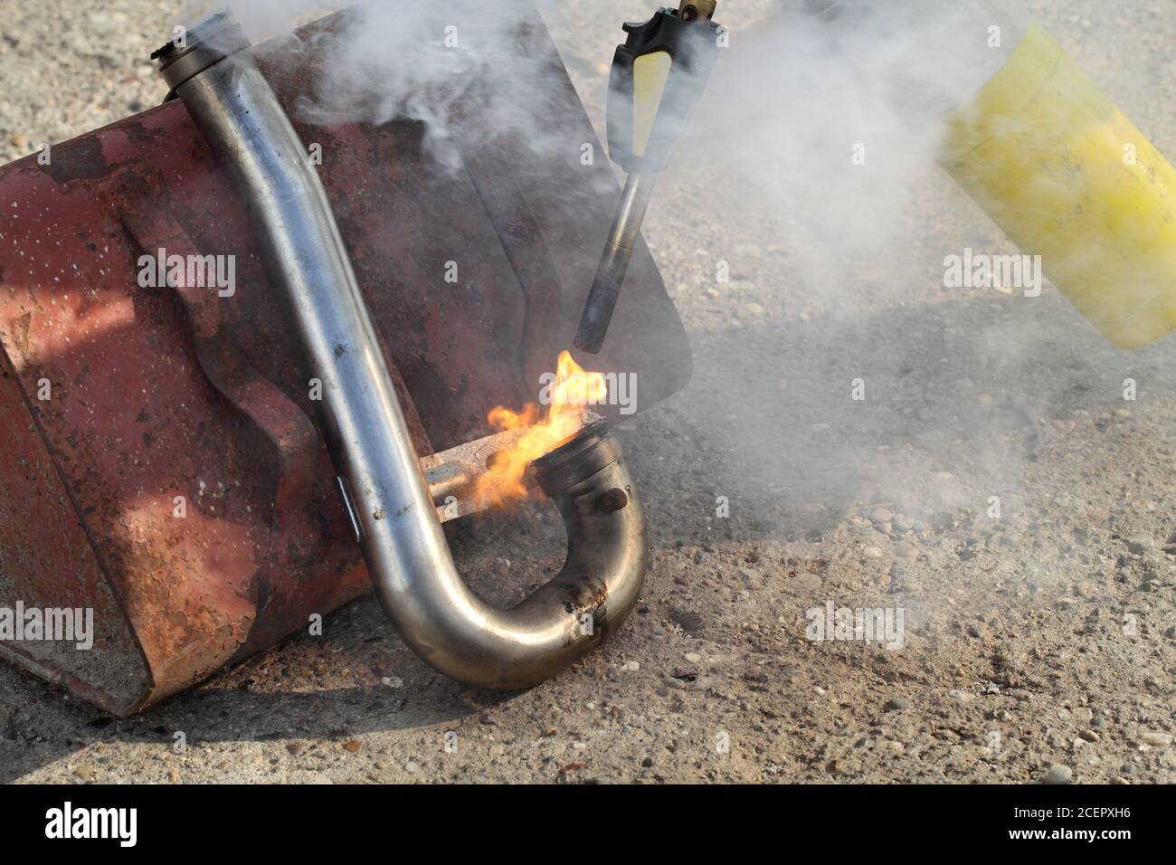 Limpieza de gases de escape fotografías e imágenes de alta resolución -  Alamy