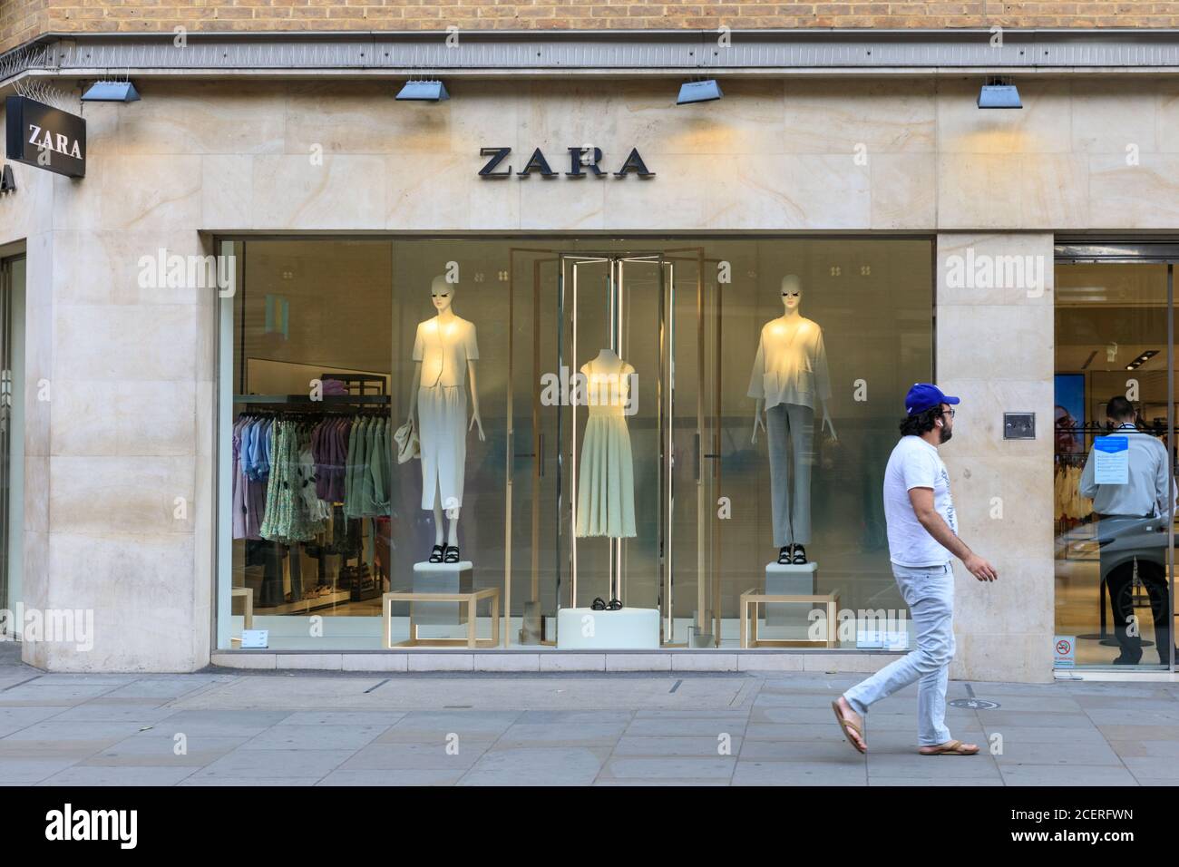 Tienda de ropa de la cadena Zara y ventana de tienda en Londres,  Inglaterra, Reino Unido Fotografía de stock - Alamy